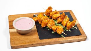 Frigarui de pui cu susan si sos de sfecla