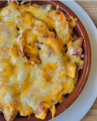 Patatas queso y bacon 1/2 ración