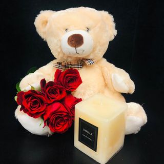 Urs cu 5 Trandafiri și Lumânare Parfumată