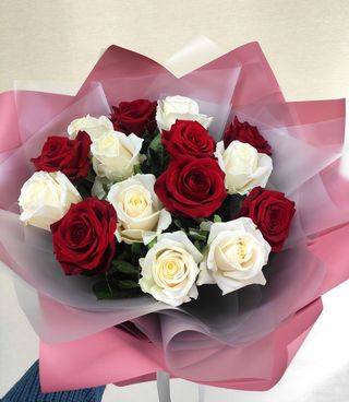 Passion & Pureté – 15 Roses Rouges Et Blanches