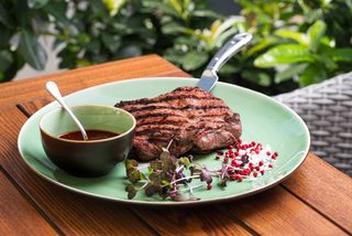 File de vițel prăjit la foc deschis