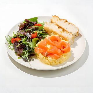 scrambled eggs cu somon