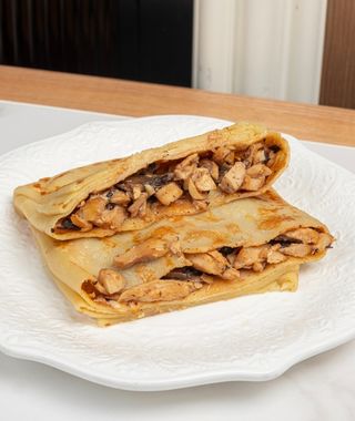 Блины  с курицей грибами и сливочным сырным соусом