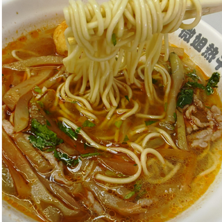 tallarines con sopa ,verduras y kimch y carne