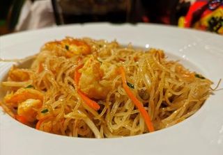 Spaghetti di riso con gamberi