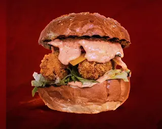 Crispy Burger cu cartofi prajiti