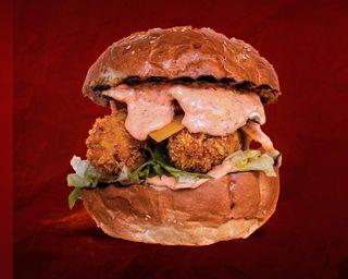 Crispy Burger cu cartofi prajiti