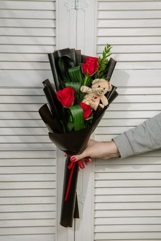 Buket crvene ruže i medo