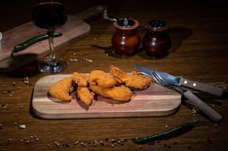 Crispy de pui cu cartofi prăjiți și sos usturoi