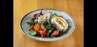 Салата със запечено козе сирене (300г)