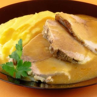 Шпикован врат с испански сос и гарнитура пържени картофи (300г)