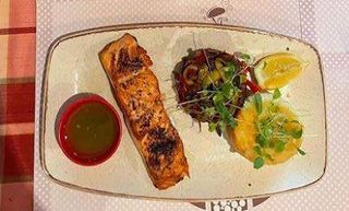 Losos nature na pireu od povrća