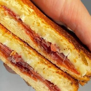 TOSTA DE PRESUNTO COM QUEIJO DA SERRA