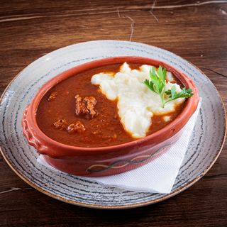 Juneći gulaš sa pire krompirom