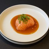 Salmon Yuzu (salmone scottato 4 pz, yuzumiso, sesamo, cipollotto)