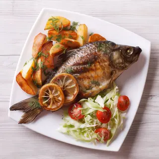 Pescado a la brasa, patatas y ensalada