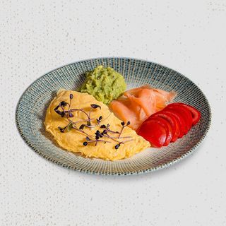 OMLETĂ CU SOMON FUME ȘI GUACAMOLE