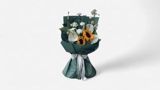 ვარდები, ანტორიუმი, ორნეტო გალუმი, ეუსტომიისა და მზესუმზირის კომბინაცია/თაიგული