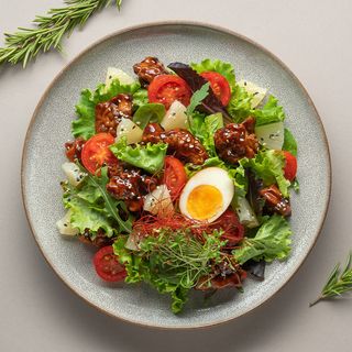 Салат з куркою в соусі теріякі