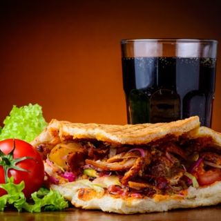 Kebab  (2 Uds.) + 1 Patatas + Bebida (1 Lt.)