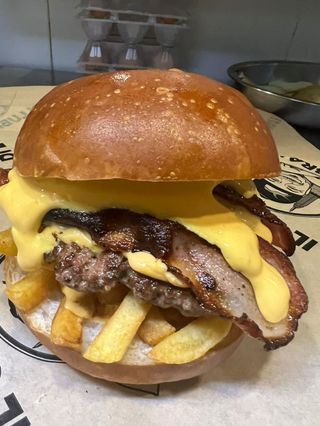 Panino con Hamburger 140gr, Cheddar, Bacon e Patate