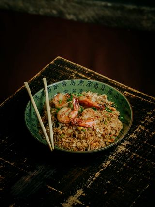 ARROZ FRITO CON HUEVO VERDURAS Y GAMBAS