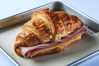 Croissant de jamón y queso