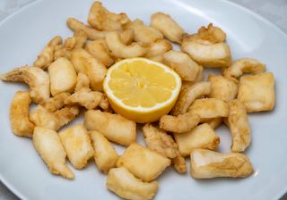 Ración De Choco Frito Con Patatas