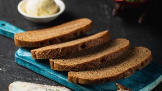 შავი პური ნივრიანი კარაქით