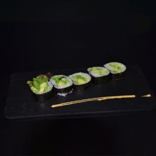 Futomaki Vegetal Aguacate Pepino y Lechuga