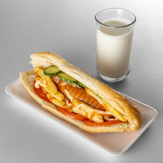 Хот дог + айрян Мегле (300мл)