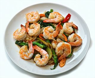 Creveți cu usturoi și legume pe plită