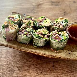 Rollo De Papel De Arroz Con Atun Rojo Bluefin Y Aguacate Ecológico