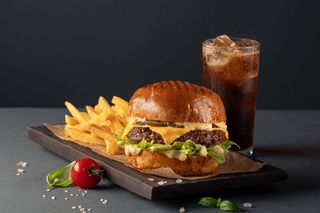 Комбо з бургером з яловичою котлетою та соусом Дор Блю