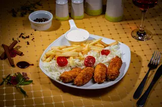 Meniu crispy de pui, cartofi pai si salata de varza  (OFF)