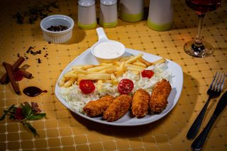 Meniu crispy de pui, cartofi pai si salata de varza  (OFF)