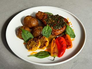 Свинна корейка з ароматною картоплею та чимічурі (480г)