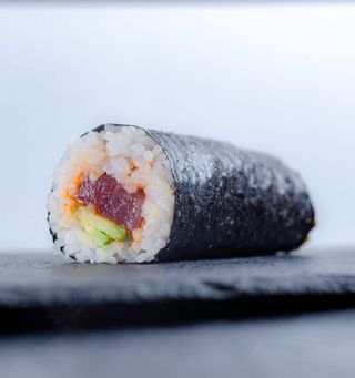 Maki Prime de Atún Picante y Aguacate (1 Ud.)