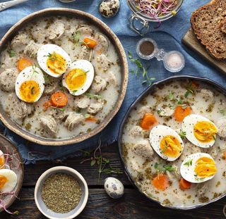 Żurek z jajkiem oraz pieczywo