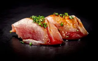057 Nigiri tuna flambé - 3 pezzi