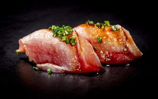 057 Nigiri tuna flambé - 3 pezzi