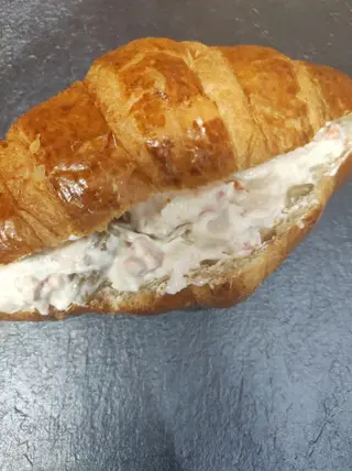Croissant de ensaladilla 