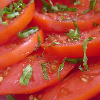 Салата домати с босилек (230г)