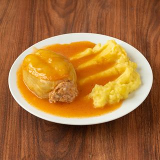 Punjena paprika s pire krumpirom i kruhom