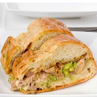 Bocadillo de pollo con queso fresco y aguacate