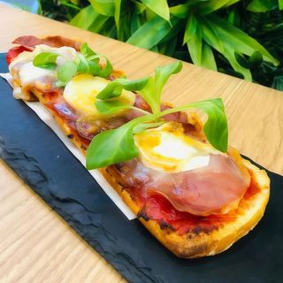 Tostada Con tomate caramelizado, Queso De Cabra Y Jamón Serrano