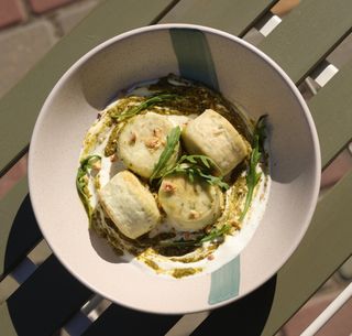 Сирники шпинатні з соусом песто