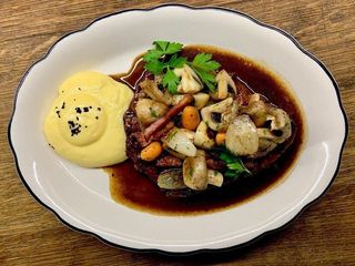 Cтейк Рібай з овочами Бургуньон та Трюфельним Голландським соусом (390g)