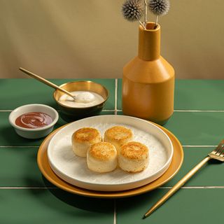 Сирники зі сметаною та карамельним соусом