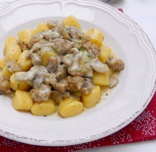 Gnocchi funghi e salsiccia - mini porzione